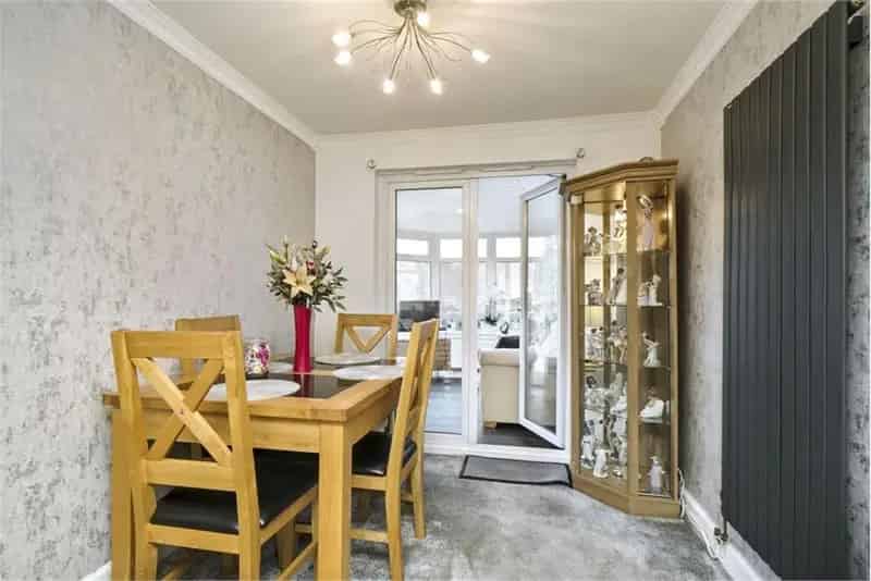 3 Bed House - Detached with 1 Reception Room