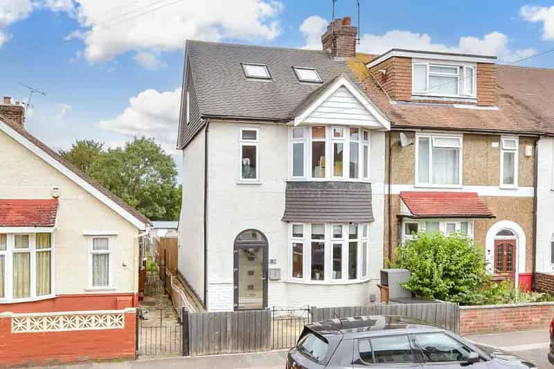 5 bedroom end of terrace house for sale