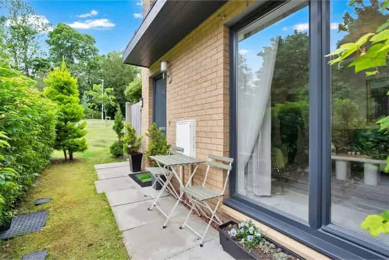 3 Bed House - End Terraced with 2 Reception Rooms