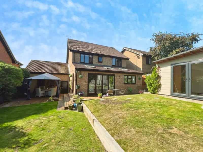 5 bedroom House
 For Sale 
Total Size: 1735 SQ FT