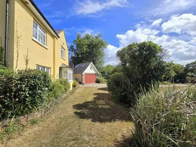 4 bed house for sale